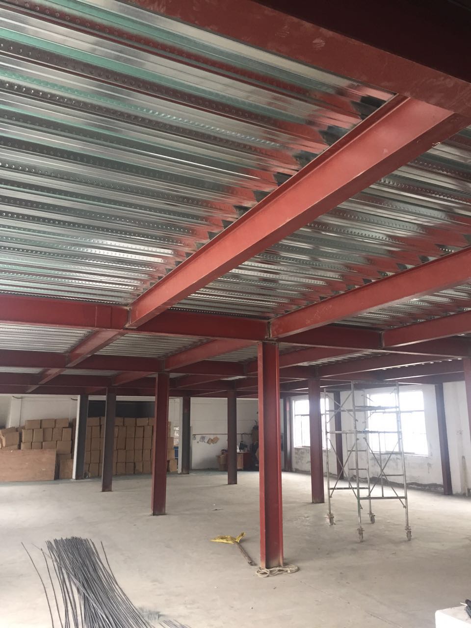 民衡彩鋼樓承板安裝現場